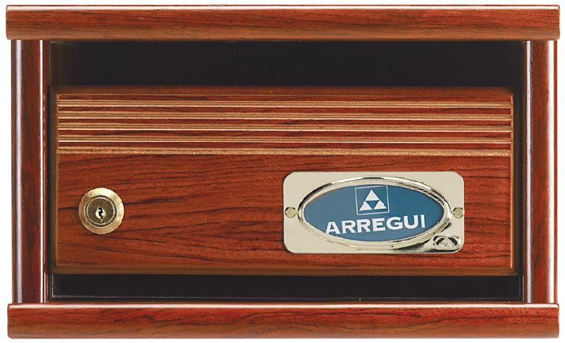 Buzón modelo Elegance H-6400, con cuerpo fabricado en melamina bubinga y puerta madera natural bubinga. Frente de chapa de madera natural. Visor de metacrilato debajo de puerta. Acabados de gran calidad. Apertura hacia arriba. Tamaño pequeño.