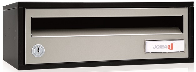 Buzón modelo Indico 82300, cuerpo y puerta fabricados en chapa de aceroelectrozincada. Cuerpo color negro mate y puerta pintura inox. Gran capacidad. Color personalizable. Apertura lateral. Pintura antihuellas.